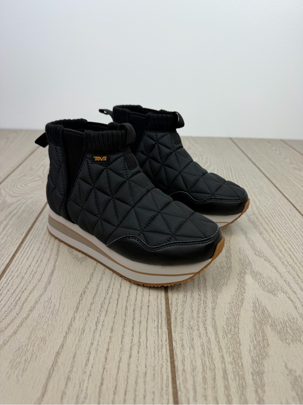 Teva Women's ReEmber Quilted Stitch Mid Platform Boots 5 Black $115